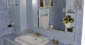 Mobile-bagno-in legno classico-celeste design esclusivo